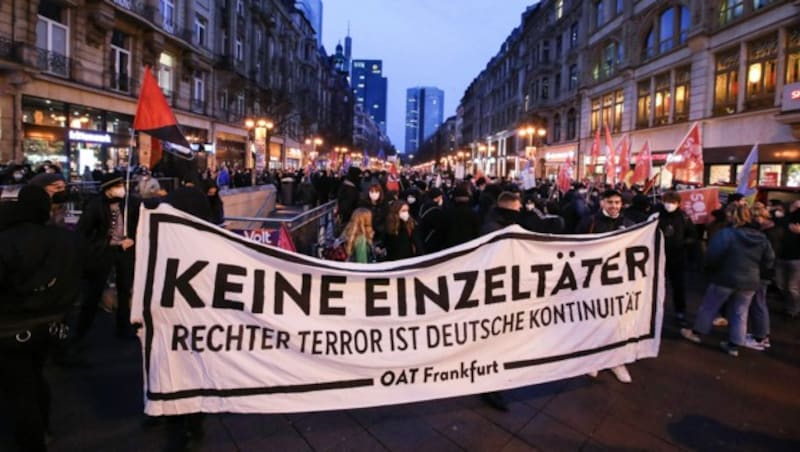 Etwa 3000 Menschen demonstrierten am 18. Februar 2021 in der Innenstadt von Frankfurt am Main. (Bild: APA/AFP/Armando BABANI)