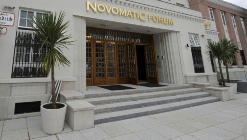 Die Fassade des „Novomatic Forum“ an der Wienzeile in Wien (Bild: APA/Roland Schlager)