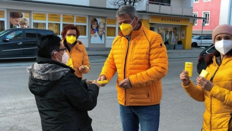 Das Team Kärnten verschenkt Desinfektionsmittel. (Bild: Team Kärnten)