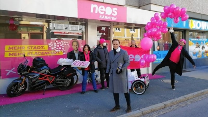 Die NEOS verteilen pinke Krapfen in der Stadt verteilten. (Bild: NEOS)