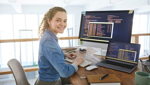Immer mehr Studentinnen programmieren Software. (Bild: FHBurgenland/Shutterstock)