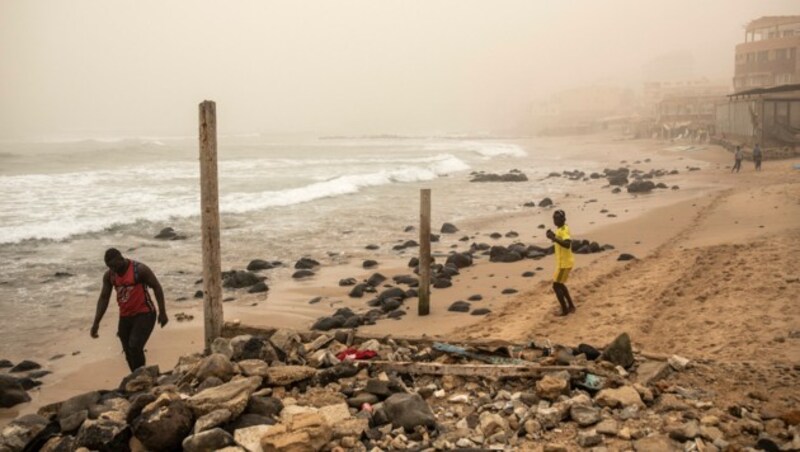 Schon am Mittwochmorgen herrschte in der Metropole Dakar (Senegal) diesige Sicht. (Bild: APA/AFP/JOHN WESSELS)