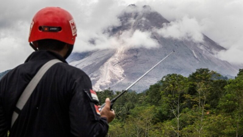 Die Aktivitäten des Vulkans werden ständig aus sicherer Entfernung überwacht. (Bild: AP/Slamet Riyadi)