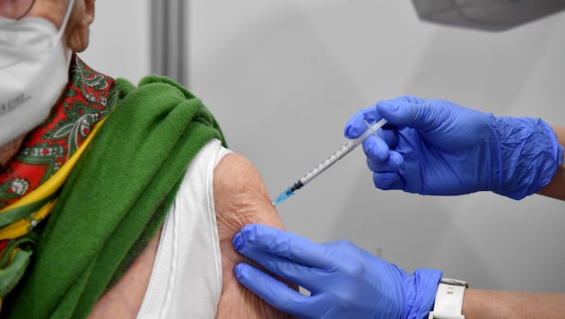 Salzburg hat am Freitag mit Impfungen am Messegelände begonnen. (Bild: APA/BARBARA GINDL)