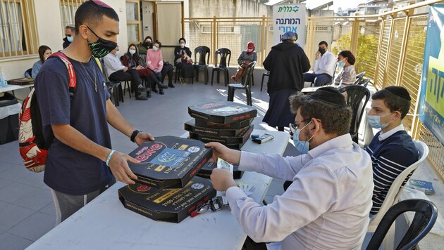 Pizza für Geimpfte in Israel (Bild: AFP)