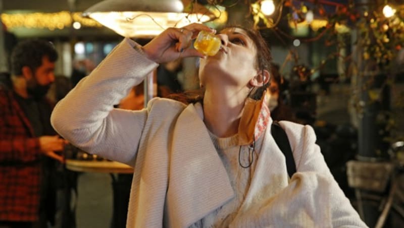 Nach dem Impfen genehmigte sich diese Dame einen Drink in einer Bar in Tel Aviv. (Bild: AFP)