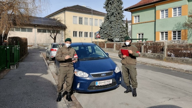 Die Soldaten Peter Wedenik und Gernot Fleiss kontrollieren in Villach für den Magistrat. (Bild: Bundesheer/Gernot Fleiss)