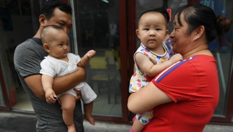 Geschlechterspezifische Abtreibungen haben dazu geführt, dass in China heute auf fünf Mädchen sechs Burschen kommen. (Bild: AFP)