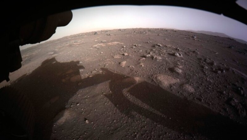 Das erste Mars-Bild des Rovers (Bild: AP)