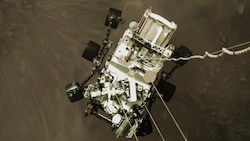 Der Marsrover wird auf die Mars-Oberfläche heruntergelassen. (Bild: APA/AFP/NASA/JPL-CALTECH)