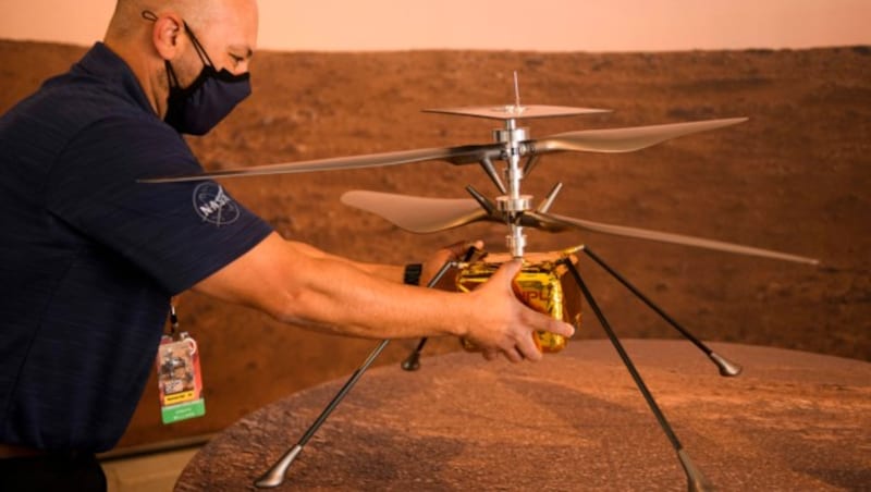 Der Mini-Helikopter „Ingenuity“ soll beweisen, dass Fliegen auf dem Mars möglich ist - hier abgebildet ist ein lebensgroßes Modell. (Bild: AFP)