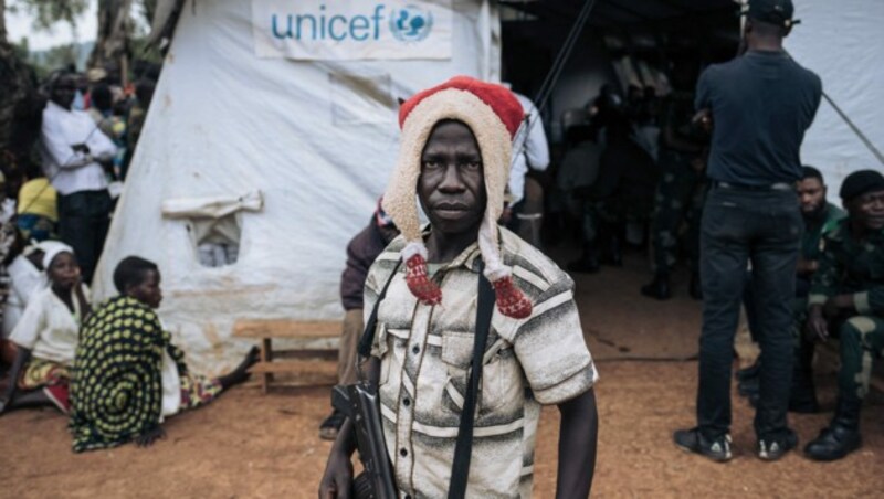 Die Camps müssen von bewaffneten Männern bewacht werden. (Bild: AFP/ALEXIS HUGUET)