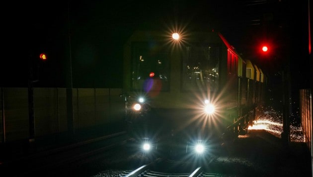 Der Schienenschleifzug kommt ausschließlich in der Nacht zum Einsatz. (Bild: Markus Wenzel)