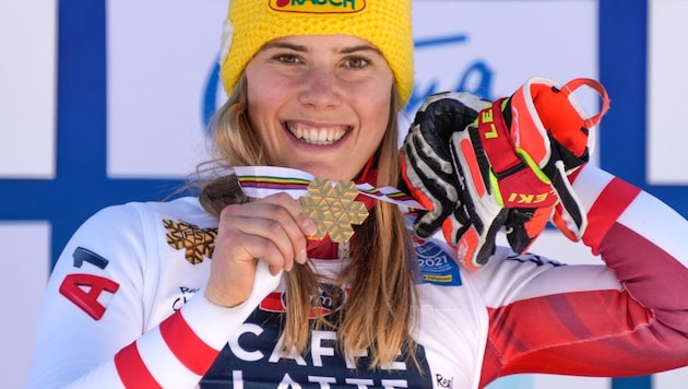 Katharina Liensberger mit WM-Gold 2021 (Bild: AP/Copyright 2021 The Associated Press. All rights reserved)