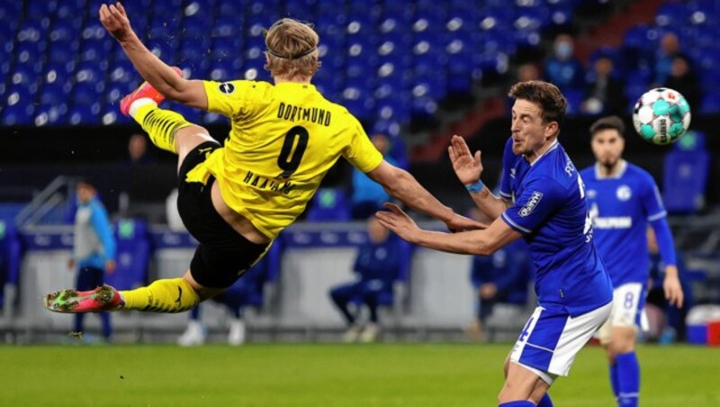 Diese Kung-Fu-Einlage von Erling Haaland führte zu Dortmund 2:0 in Derby gegen Schalke. (Bild: EPA)