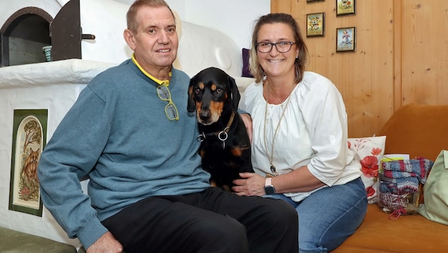 Andreas und Birgit Piernbacher gemeinsam mit Hund Paco wieder zuhause. (Bild: Roland Hölzl)