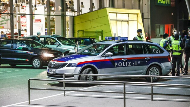 Die Polizei war bereits vor Ort, als die ersten Autos eintrafen (Bild: Tschepp Markus)