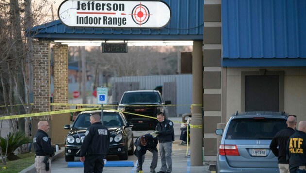 Vor einem Waffenoutlet in Louisianna kam es zu einem folgenschweren Schusswechsel (Bild: AP/Matthew Hinton)