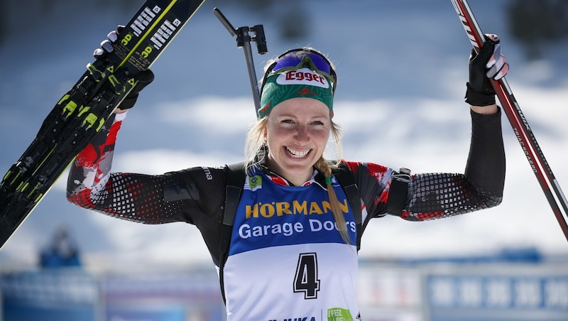 Unvergessen: Lisa Hausers WM-Coup von Pokljuka, als sie nach Silber in der Mixed-Staffel sowei in der Verfolgung Gold im Massenstart gewann. (Bild: GEPA )