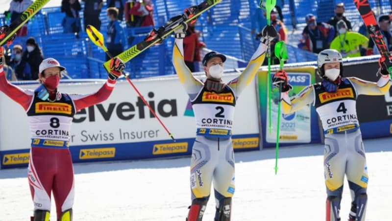 Weltmeister Sebastian Foss-Solevaag (Mitte), Silbermedaillengewinner Adrian Pertl (li.) und Bronzemedaillengewinner Henrik Kristoffersen (Bild: AP)