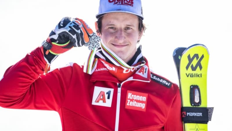 Adrian Pertl mit der Silbermedaille (Bild: APA/EXPA/JOHANN GRODER)