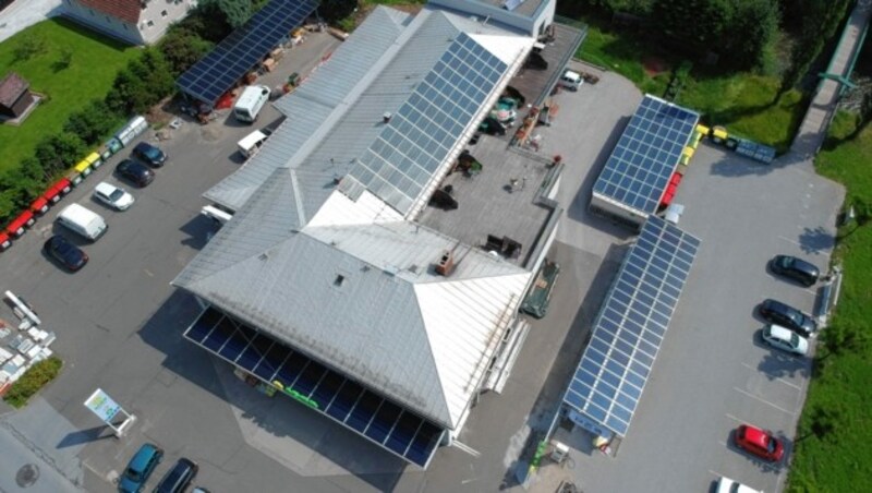 Am Dach des Supermarkts ist eine Fotovoltaikanlage installiert. (Bild: Gernot Piber)