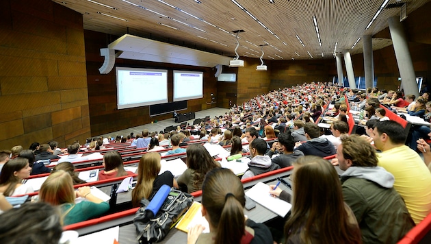 The lecture halls at WU are currently filled to capacity. (Bild: APA/HELMUT FOHRINGER)