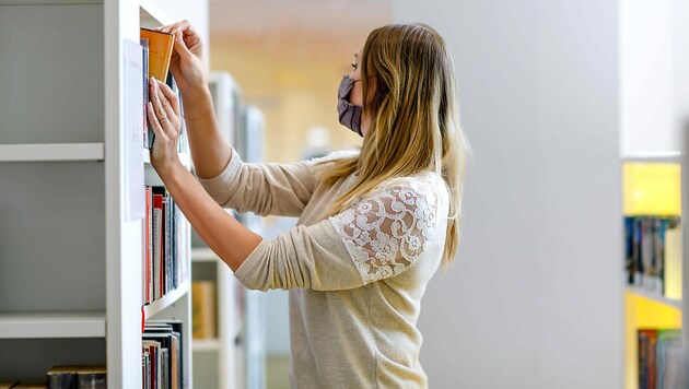 Vorlesungen am Laptop, ab und zu Besuche in der Bibliothek, aber kein reger Austausch zwischen Studienkollegen. Das Studentenleben ist auch nicht mehr das, was es früher war. (Bild: stock.adobe.com)