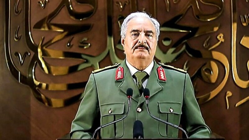 Der abtrünnige General Khalifa Haftar hält weiterhin weite Teile Libyens unter seiner Kontrolle und sieht sich als legitimer Führer des Bürgerkriegslandes. (Bild: APA/AFP/LNA War Information Division)