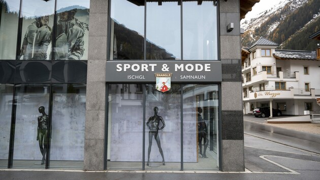 Die leeren Schaufenster eines Sportgeschäfts in Ischgl. Die Sporthändler sprechen für die heurige Saison von einem „Fast-Totalausfall“. (Bild: AFP)
