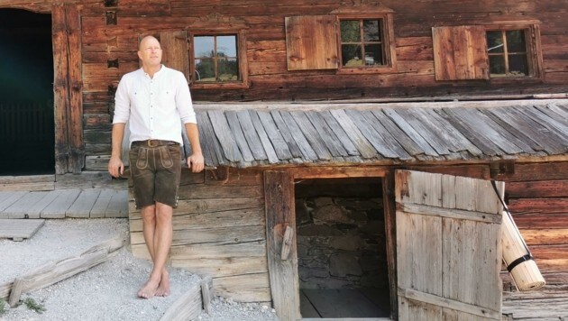 Nach einer Weltreise kam dem Tiroler Tommy Mähr die Idee, Yogamatten aus Zirbenholz zu produzieren. Nach einer Weltreise kam dem Tiroler Tommy Mähr die Idee, Yogamatten aus Zirbenholz zu produzieren. (Bild: Zirbit)