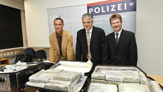 Christian Voggenberger, Ex-LKA-Chef Albert Struber sowie Gerhard Stadler vom Bundeskriminalamt im April 2011 bei der Präsentation des Fundes. (Bild: MARKUS TSCHEPP)