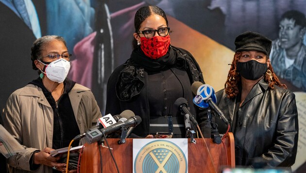 Malcolm X Töchter Qubiliah Shabazz, Ilyasah Shabazz und Gamilah Shabazz forderten in einer Pressekonferenz Ermittlungen zu den neu aufgetauchten Beweisen. (Bild: 2021 Getty Images)