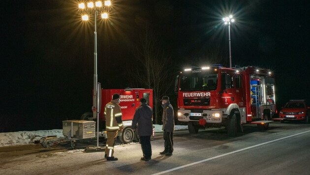 Mit Geräten aus dem Feuerwehr-Katastrophenschutz wird auch die Kontrollstelle bei Kössen ausgeleuchtet. (Bild: LFV/Wegscheider)