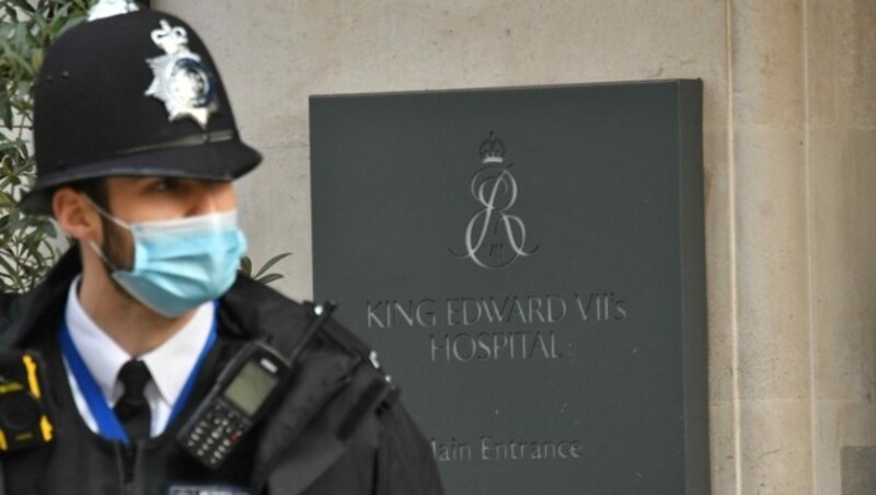 Ein Polizist bewacht das Kind Edward VII Krankenhaus in London. (Bild: BEN STANSALL / AFP / picturedesk.com)