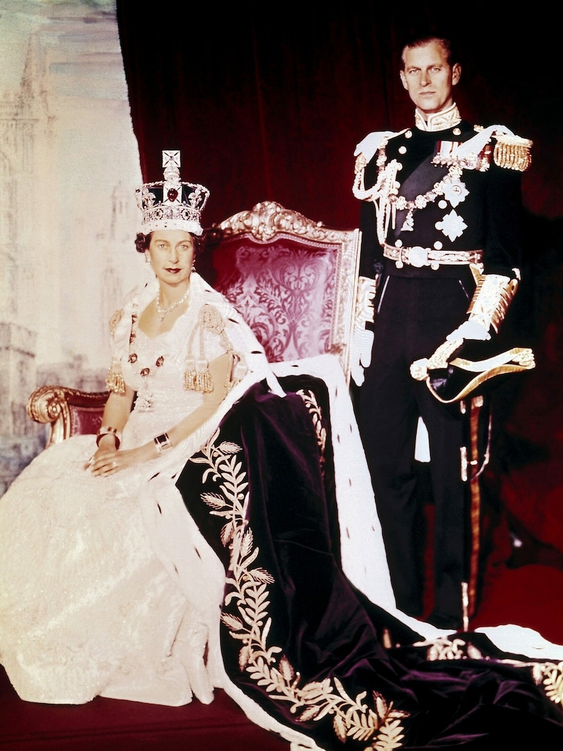 Königin Elizabeth II. und Prinz Philip am 2. Juni 1953 nach der Krönung im Buckingham-Palast (Bild: AFP / picturedesk.com)