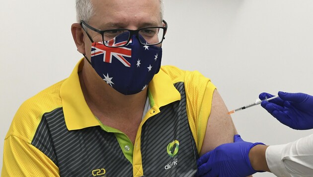 Der australische Regierungschef Scott Morrison hat sich in einem Impfzentrum in Sydney die erste Dosis des Impfstoffs von Pfizer und Biontech verabreichen lassen. (Bild: AAP)