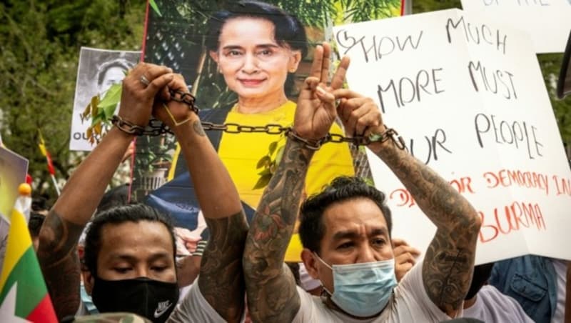 Seit die De-facto-Regierungschefin Aung San Suu Kyi verhaftet wurde, gehen die Menschen in Myanmar auf die Straßen. (Bild: AFP)