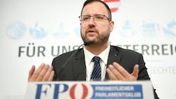 Christian Hafenecker kündigt FPÖ-„Herbstoffensive“ gegen Linksextremismus an. (Bild: APA/ROLAND SCHLAGER)