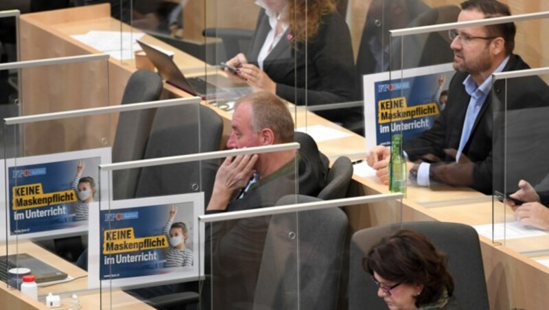 Die FPÖ-Fraktion während einer Sitzung im Parlament im Parlamentsausweichquartier in der Wiener Hofburg. Hinten rechts sitzt Nationalrat Christian Hafenecker. (Bild: APA/ROLAND SCHLAGER)