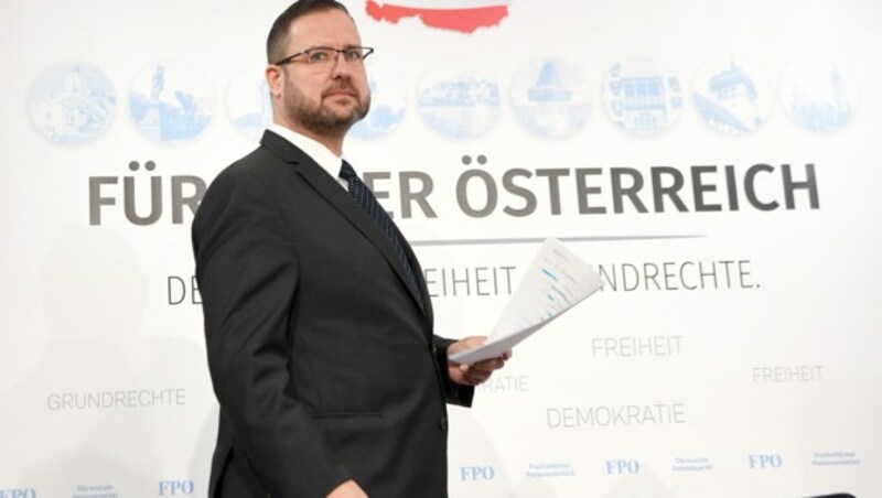 Hafenecker am Montag im Rahmen der Pressekonferenz mit dem Titel „tuesfuermich.at - Die Bombe platzt!“ (Bild: APA/ROLAND SCHLAGER)