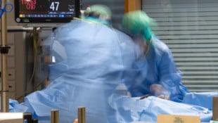 In unseren Krankenhäusern füllen sich die Betten wieder mit Corona-Patienten. (Bild: APA/dpa/Sebastian Gollnow)