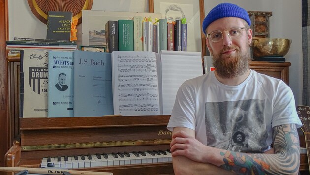 An seinem Klavier zu Hause komponierte der 29-jährige Sam Siefert während der Lockdown-Zeiten. „Das ist einfach das, was mir am meisten Freude macht“, betont er mit einem Lächeln. (Bild: Sam Siefert)