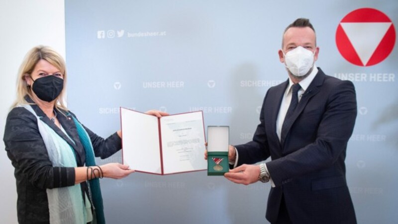 Robert Kratky nahm am Montag eine hohe Auszeichnung der Verteidigungsministerin entgegen. (Bild: Bundesheer/Gunter Pusch)