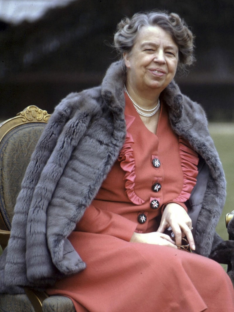 Auf dem vom Februar 1943 posiert First Lady Eleanor Roosevelt auf dem Rasen des Weißen Hauses in Washington. (Bild: AP / picturedesk.com)