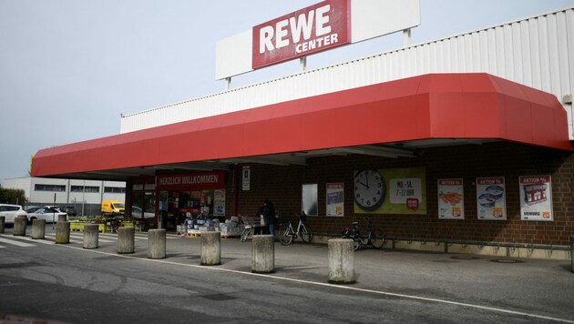 Die Filiale eines Rewe-Supermarkts in Deutschland. In Österreich gehören Billa, Merkur, Bipa, Penny und Adeg zu Rewe. (Bild: AFP)