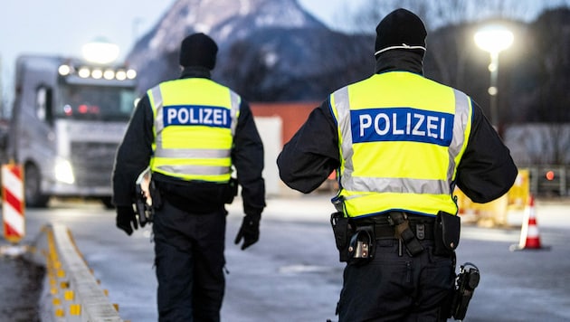 Polizisten an der Grenze zwischen Tirol und Deutschland (Archivbild) (Bild: APA/dpa/Matthias Balk, Symbolbild)