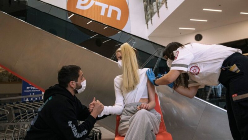 Ikea hat in Israel am Montag allen Kunden eine Corona-Impfung zum Einkauf angeboten. (Bild: AP)