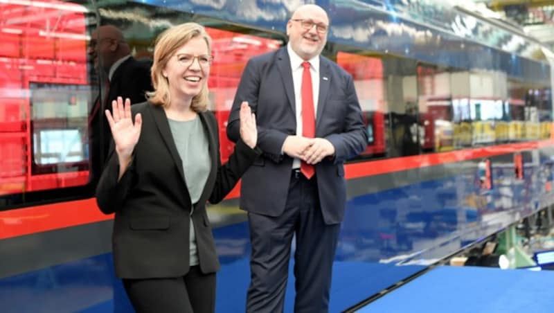 Infrastrukturministerin Leonore Gewessler (Grüne) und ÖBB-Vorstandsvorsitzender Andreas Matthä bei der Präsentation der neuen Nightjets (Bild: APA/ROLAND SCHLAGER)