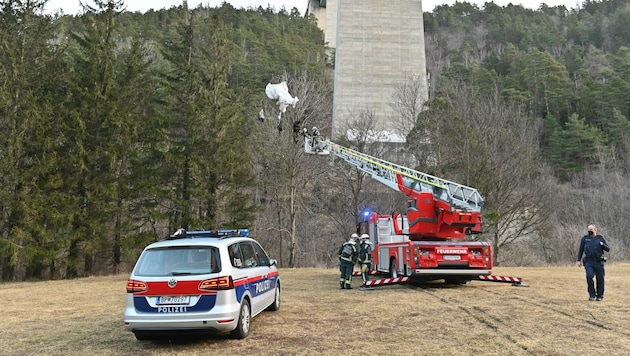 Der Litauer blieb unverletzt, musste aber von der Feuerwehr geborgen werden. (Bild: LIEBL Daniel | zeitungsfoto.at)